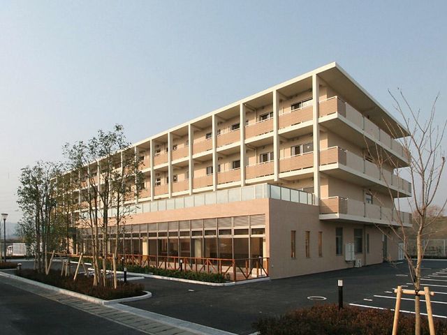 モダンな外観の建物 外観 広々とした駐車場が確保されたモダンな建物です。清潔感のある外観で、訪問者を迎え入れます。