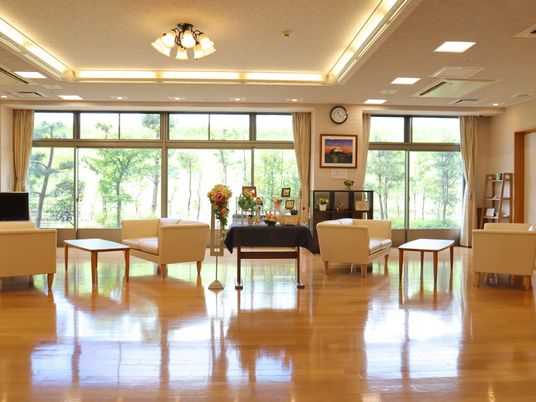 日差しの入る快適ラウンジ