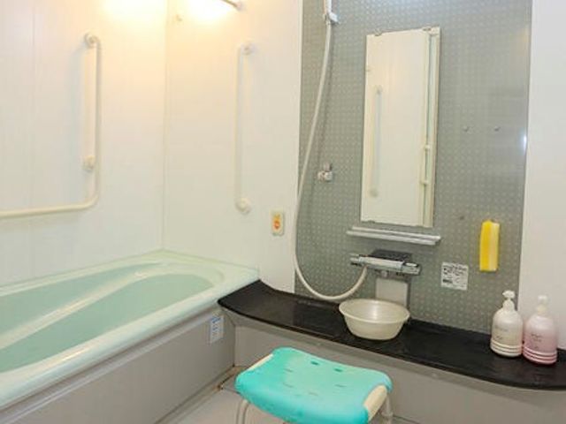 手すり付き浴室 浴室 手すりやシャワーチェアを装備した安全配慮の浴室です。利用者さまの快適な入浴をサポートします。