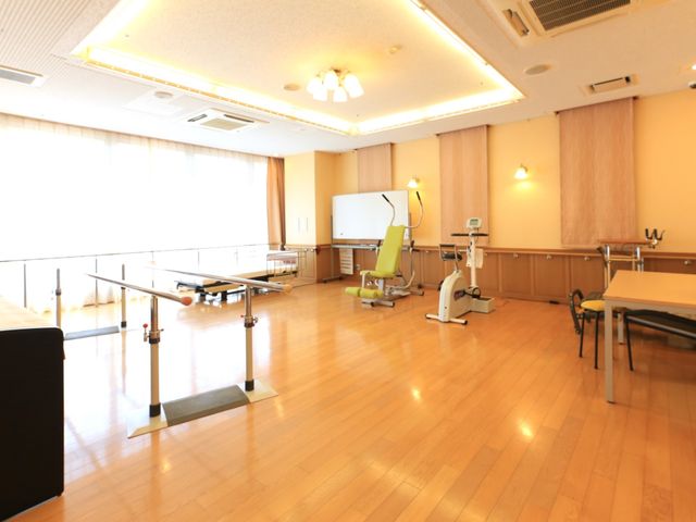 広々としたリハビリ室 機能訓練室 明るく広々としたこの空間は、日々のリハビリテーションに使用され、快適な職場環境を提供します。