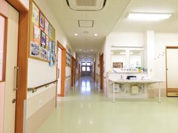 廊下に掲示物と受付台