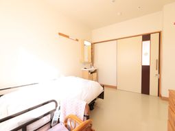 明るい居室の一角