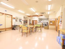 広々とした明るい食堂