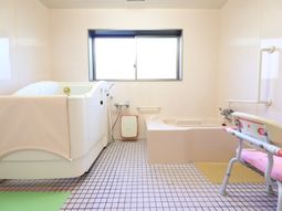 明るい設備の浴室