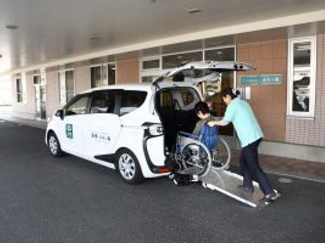 車椅子の利用風景 エントランス 車椅子を使用した車での送迎風景です。快適な移動をサポートしています。