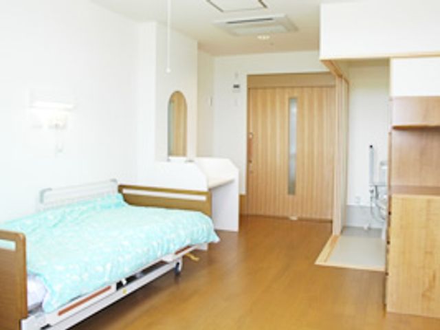 広々とした居室 居室 明るい自然光が差し込む広々とした空間で、快適に過ごせます。シンプルなデザインです。