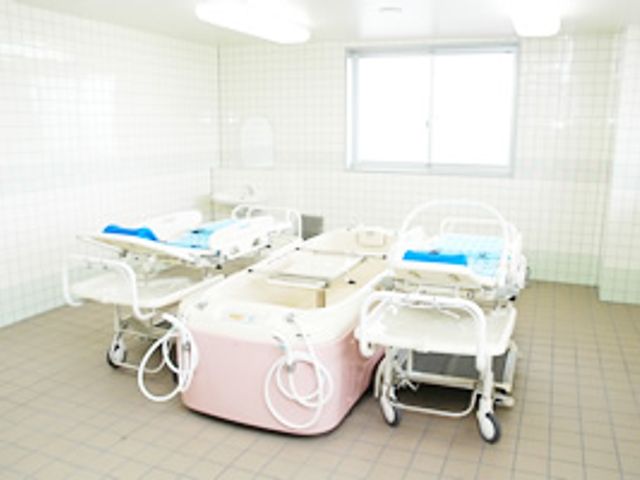 白いタイル張りの浴室 浴室 広々とした浴室は、最新の設備が整っています。自然光が差し込み、明るく清潔な空間です。