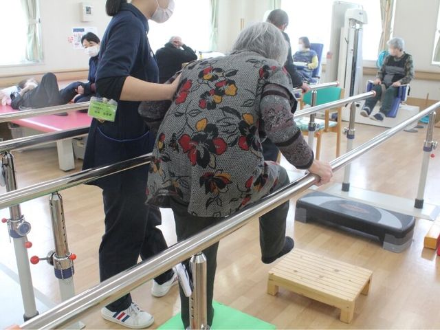 身体を動かす訓練室 機能訓練室 明るく広々としたスペースで、専門スタッフの指導のもと、安全にリハビリを行うことができます。