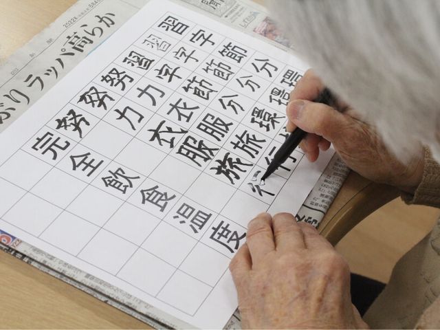 習字をする人の手元 多目的室 静かな環境で、集中して習字を練習できるスペースです。リラックスしながら技術を磨けます。