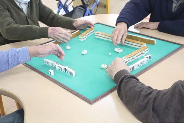 テーブルでゲーム中の様子  