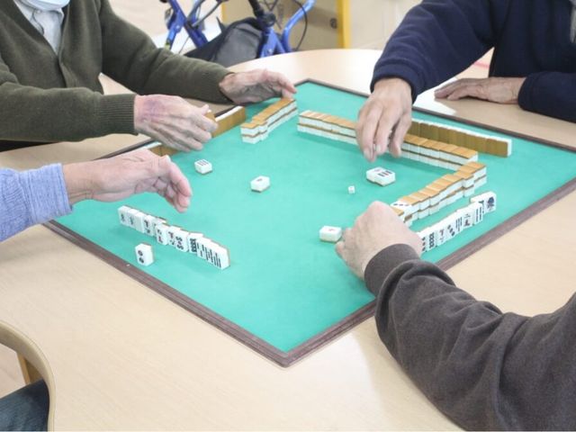 テーブルでゲーム中の様子 ラウンジ   自然と会話が弾む、テーブルゲームを楽しめるくつろぎのラウンジです。交流が広がります。