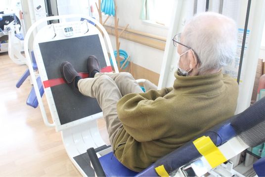 運動器具を使う年配男性
