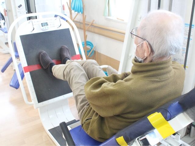 運動器具を使う年配男性 機能訓練室 年配の方が快適に運動できる広々とした訓練室です。明るい空間で安心してトレーニングができます。
