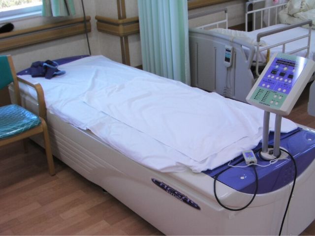 リラクゼーション設備 機能訓練室 広々とした設備で、機械を使った心地よいマッサージが受けられます。リラックス効果も期待できます。