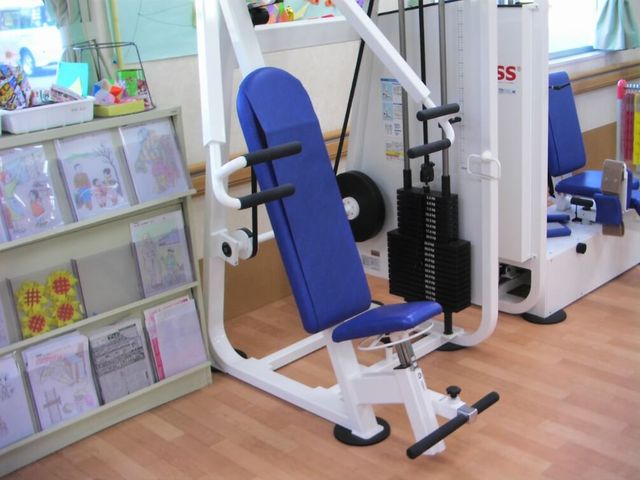 機能訓練室の器具 機能訓練室 リハビリをサポートする最新の器具が揃っています。柔らかな光が差し込む明るい空間です。