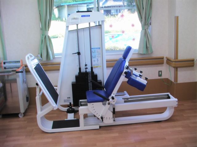 機能訓練室の器具 機能訓練室 自然光が入る明るい機能訓練室です。新しい設備で、リハビリをしやすい環境が整っています。
