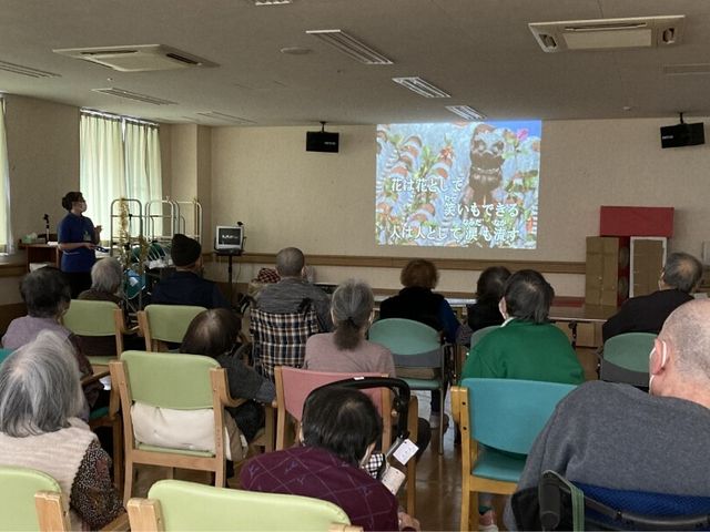 上映会が行われている部屋 多目的室 椅子に座って映画を楽しむひとときです。和やかな雰囲気でリラックスできます。