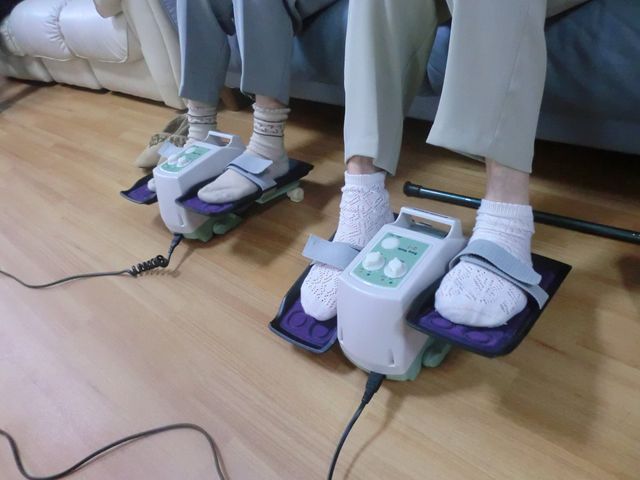 足元を温めている様子 機能訓練室 足元を温めながらくつろげるスペースです。リラックスして過ごすことができます。