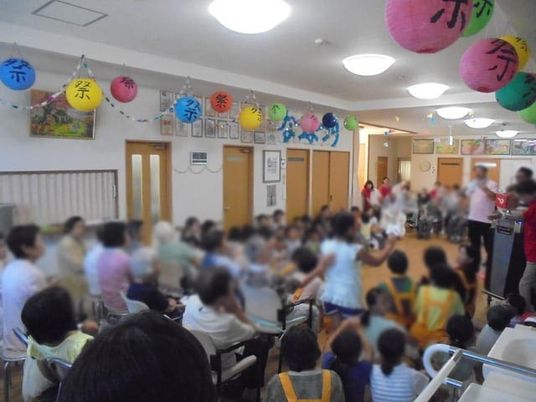 交流の様子を見せる多目的室
