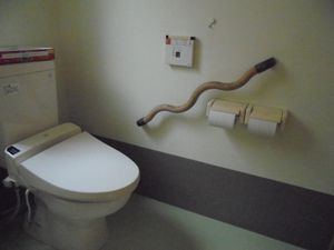 手すり付きのトイレ