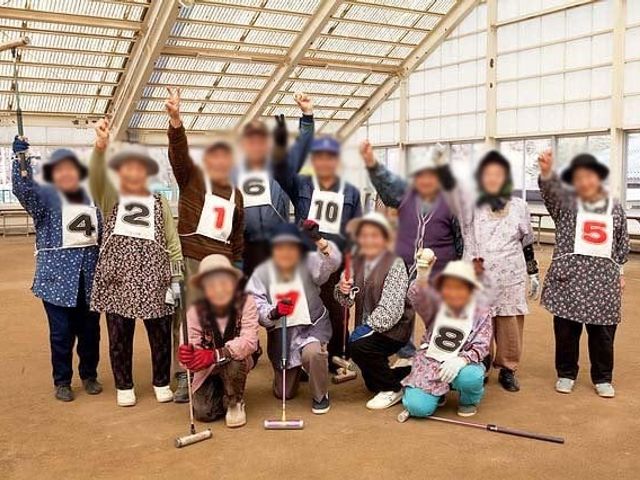 楽しそうな様子の人々でいっぱいの空間 多目的室 開放感あふれる施設内で、多くの人が交流を楽しんでいます。暖かな雰囲気が魅力の空間です。