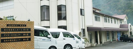 車両が並ぶ建物外観