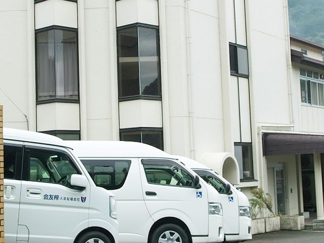 車両が並ぶ建物外観 外観 多数の車両が停まっている外側のエントランスです。山に囲まれた静かな立地が魅力的です。