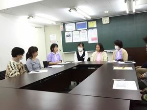 会議室で話し合う人々  