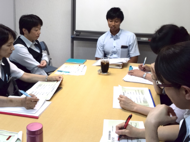 会議中のスタッフとテーブル  