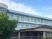 緑に囲まれた建物外観