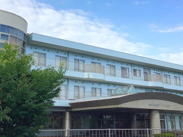 緑に囲まれた建物外観 外観 緑豊かな環境に位置する建物です。デザイン性が高く、快適な生活が期待できます。