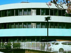 車がある建物外観  