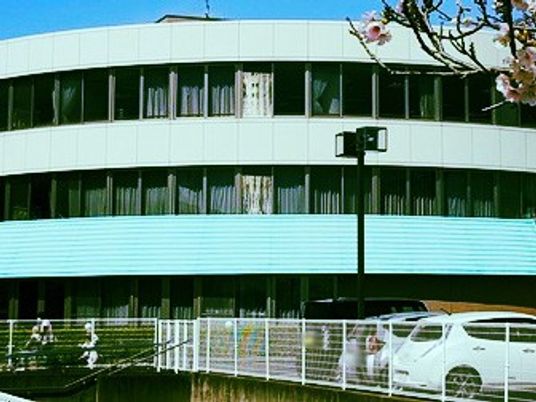 車がある建物外観  