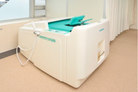 明るく広い浴槽施設