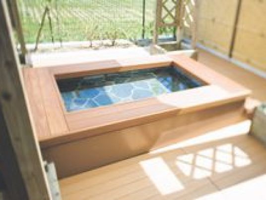 日が差し込む中庭の足湯