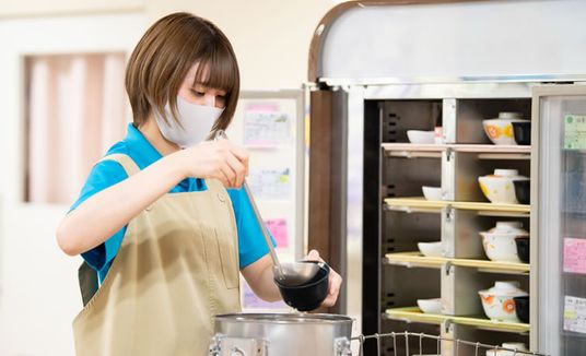 スタッフが作業中の食堂