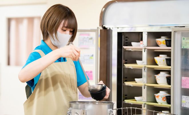 スタッフが作業中の食堂