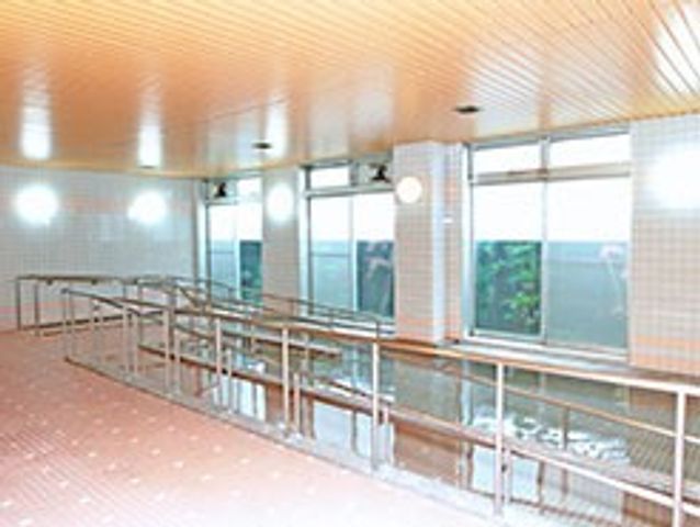 広々とした浴室 浴室 手すりが設置されたゆったりとした空間で、自然光が心地よく感じられます。