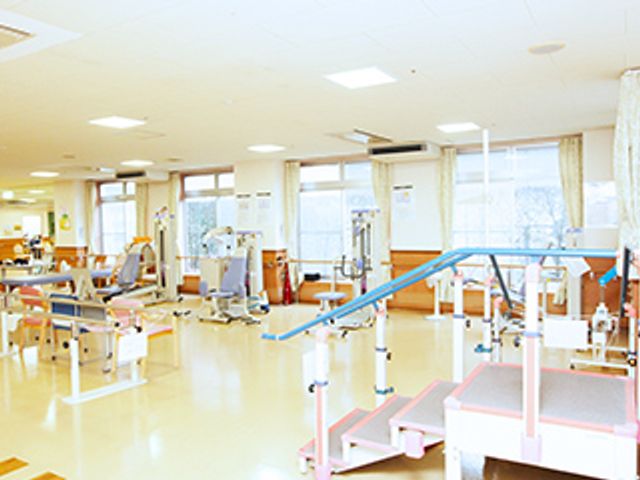 明るい機能訓練室 機能訓練室 広々とした機能訓練室は、自然光がたっぷり入り、快適にリハビリに取り組めます。