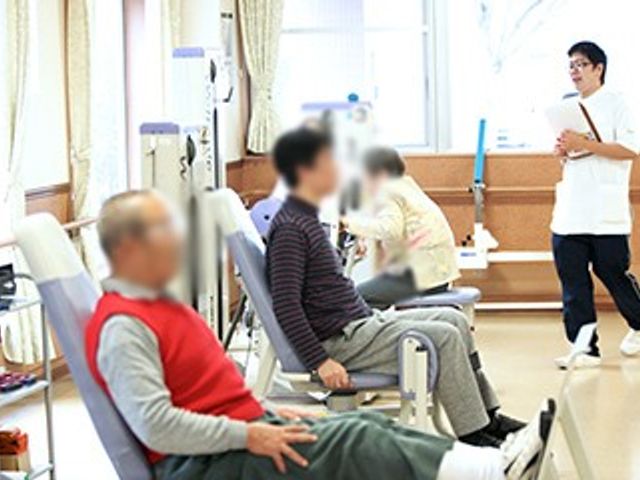 機能訓練室の体操 機能訓練室 広々とした訓練室で、利用者がリハビリに励んでいます。明るい空間では指導員のサポートが受けられます。