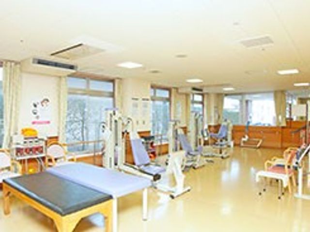 広々とした機能訓練室 機能訓練室 明るい空間でのリハビリ活動をサポートする設備が充実しています。自然光が心地よく入ります。