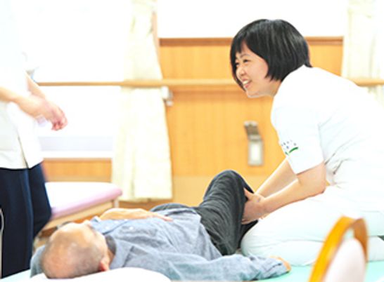 リハビリ担当者と利用者の交流場面