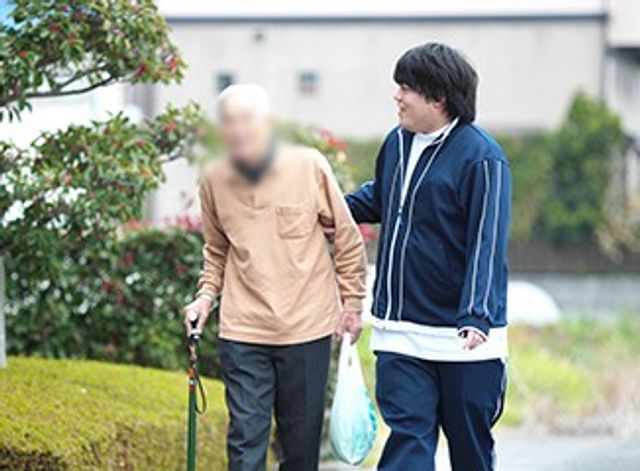 歩く様子の庭 庭 利用者と一緒に景色を楽しみながら歩くひと時を過ごせます。自然を感じ、体を動かせる環境です。