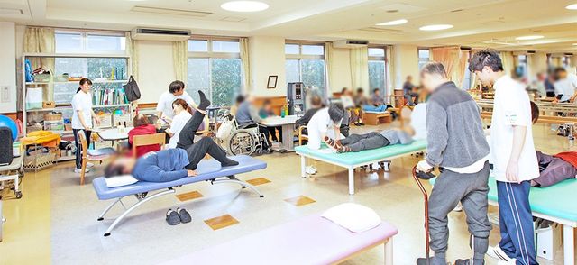 機能訓練が行われる場所 機能訓練室 明るい広々とした空間で、利用者がリハビリを行う様子です。自然光が差し込む環境になっています。