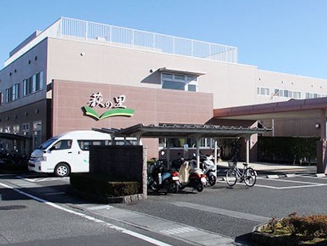 建物の外観 外観 日当たりの良い広い駐車スペースがあり、アクセスが便利な立地です。車や自転車での通勤が快適です。