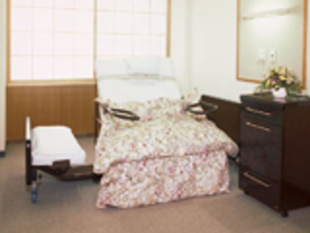 広々とした居室 居室 自然光が降り注ぐ居室は、快適でリラックスできる空間です。ベッドメイキングも整っています。