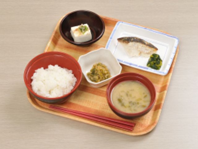 食事のトレイ 食堂 健康的な和食は栄養バランスがとれています。日々の生活に必要なエネルギーをしっかり補給できます。