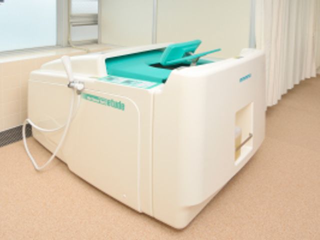安全で快適な浴室 浴室 広々とした浴槽と操作しやすい設備が整っています。快適な入浴をサポートします。