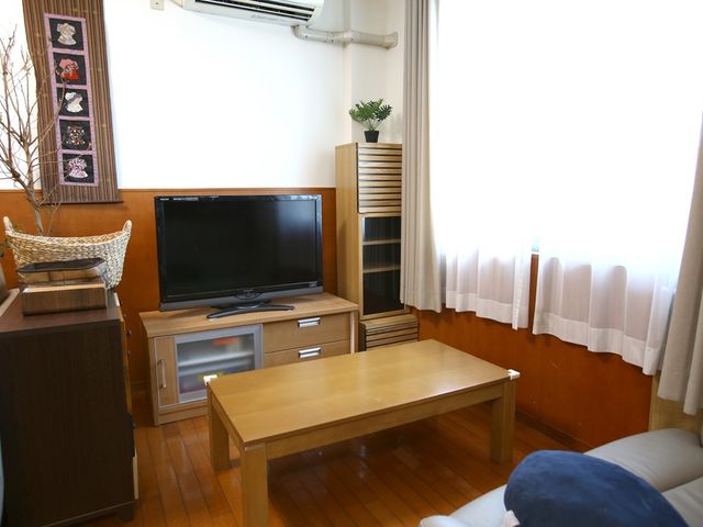 明るい空間のリビング リビング 自然光が差し込むリビングは、リラックスするのに最適な空間です。テレビを楽しめます。