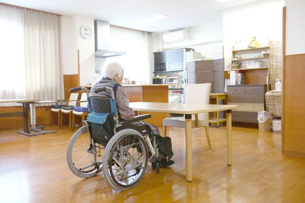 窓際のダイニングルーム